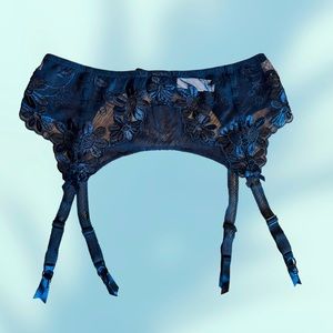 Vintage Victoria’s Secret Black Floral Lace Garter Belt Bow Straps Sz Medium